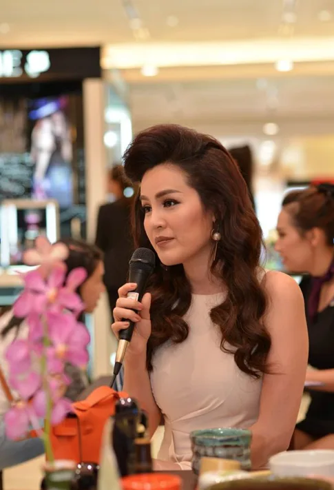 Không chỉ ghé qua để học cách pha trà đạo, Á hâu Doanh Nhân Phương Lê còn chia sẻ thêm với Menard những bí quyết để duy trì sự tươi trẻ khi bước qua tuổi 30