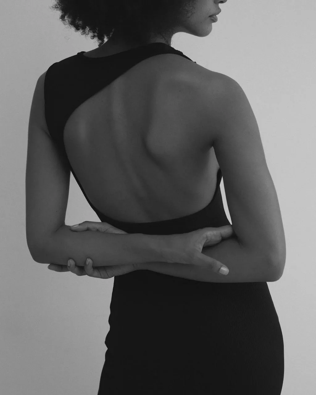 áo cut-out táo bạo