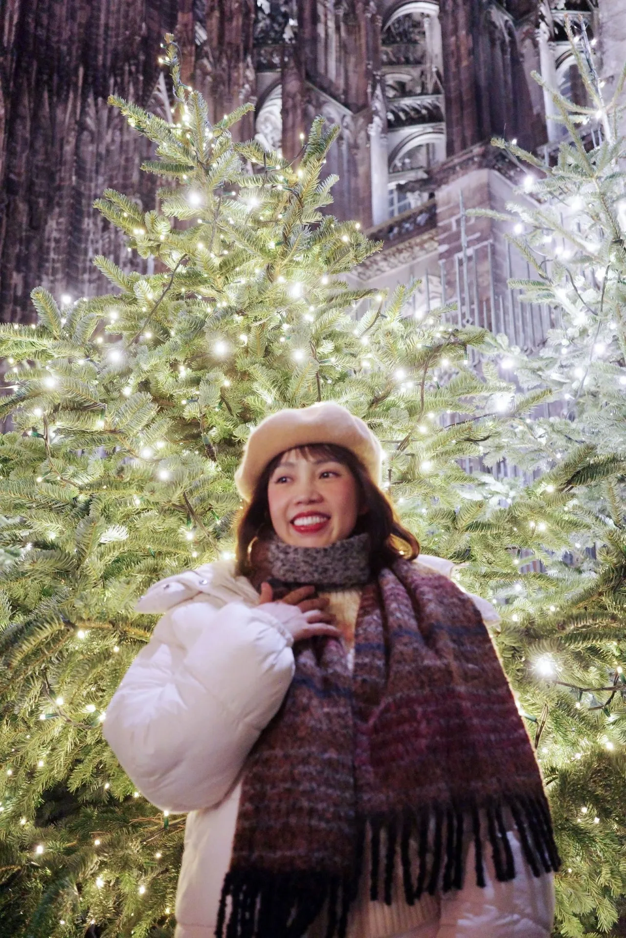 Chị Nicky Khánh Ngọc chụp ảnh cùng cây thông noel khổng lồ giữa trời đông lạnh giá.