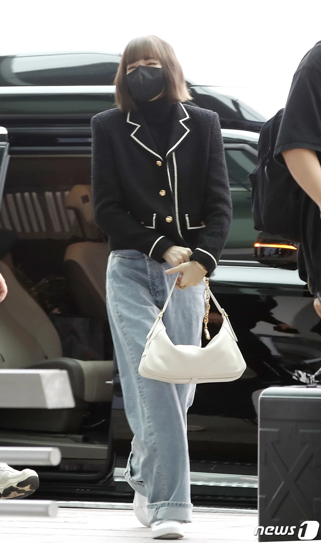 Lisa khởi hành đi Paris với chiếc cúi Celine Romy