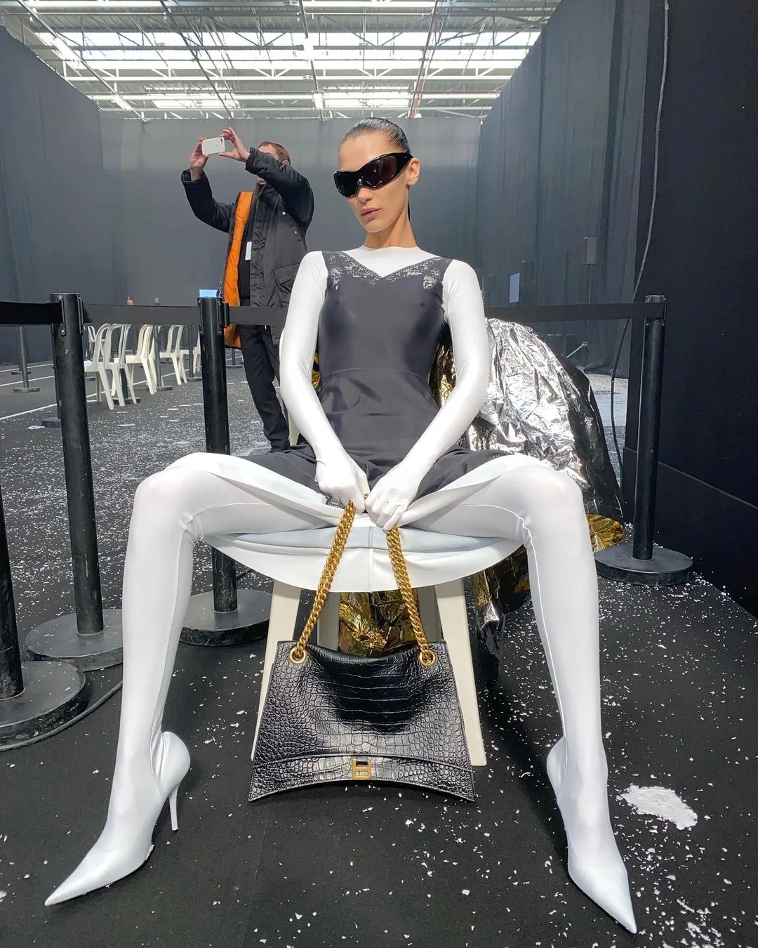 Bella hadid diện mắt kính bảo hộ