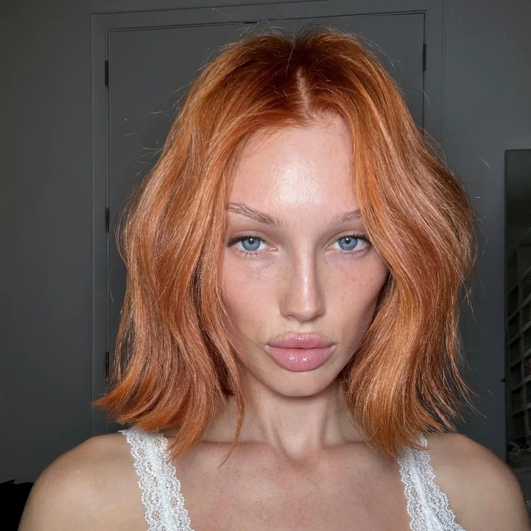 Hình ảnh influencer Meredith Duxbury cùng mái tóc bob nhuộm màu đồng.