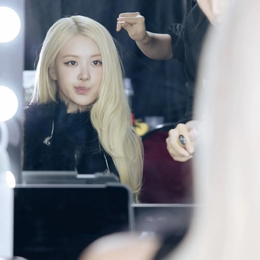 Rosé ngồi tạo kiểu tóc trước gương