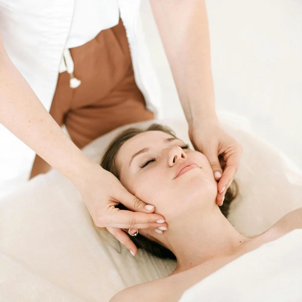 cô gái đang được massage mặt
