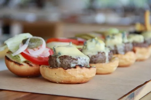 Sự đậm đà quyến rũ khó cưỡng của phô mai xanh chính là điểm nhấn cho những chiếc bánh Hamburger tại nhà hàng JW Café