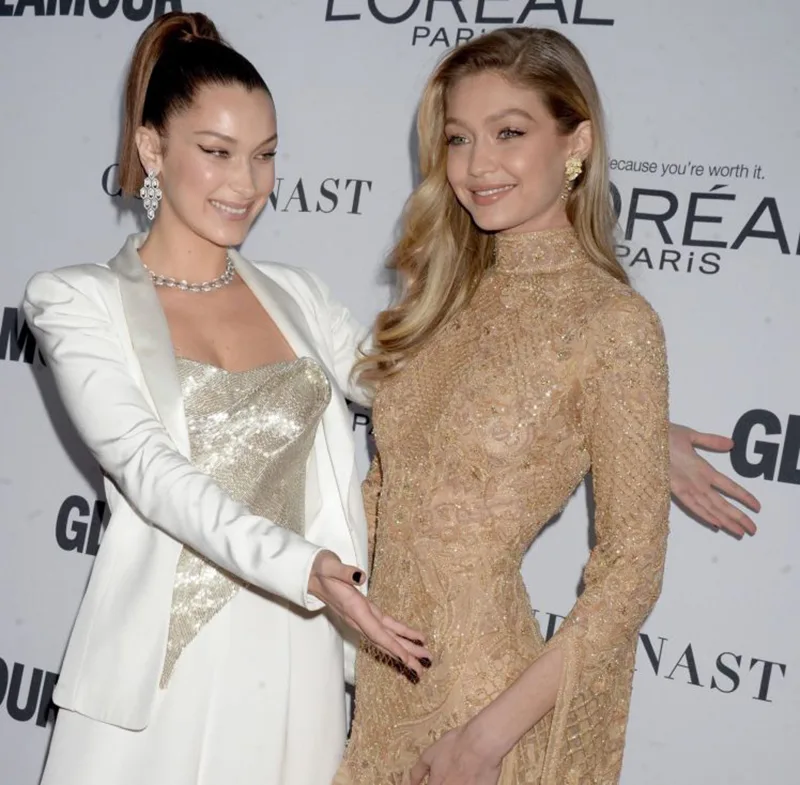 Bella Hadid chung vui cùng chị gái Gigi Hadid khi được nhận giải thưởng "Woman Of The Year" Bella Hadid chung vui cùng chị gái Gigi Hadid khi được nhận giải thưởng "Woman Of The Year"