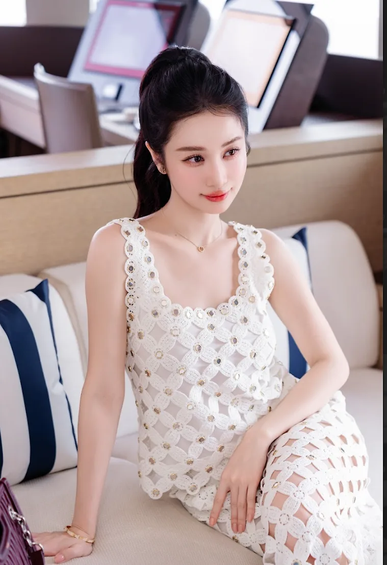 Jun Vũ đầy thanh thoát với set đồ crochet hoa sở hữu khoảng hở tinh tế.