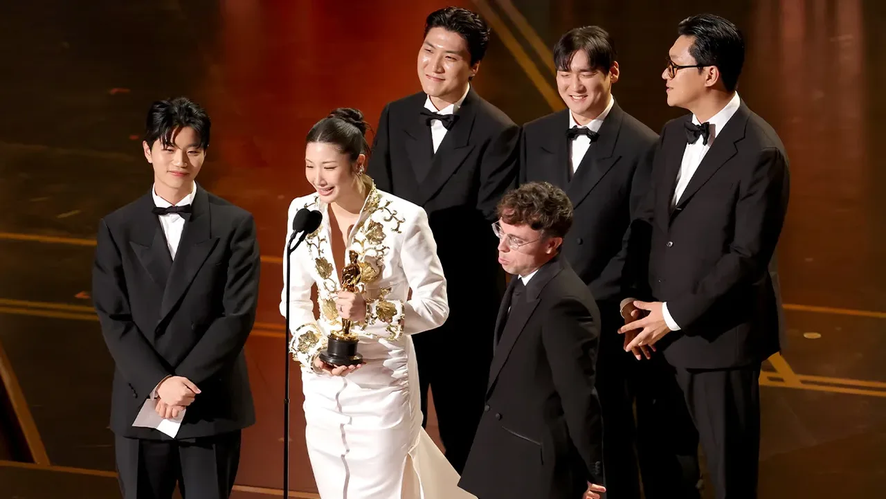 Ca sĩ EJAE cùng ê-kíp phim hoạt hình KPop Demon Hunters nhận giải Oscar 2026