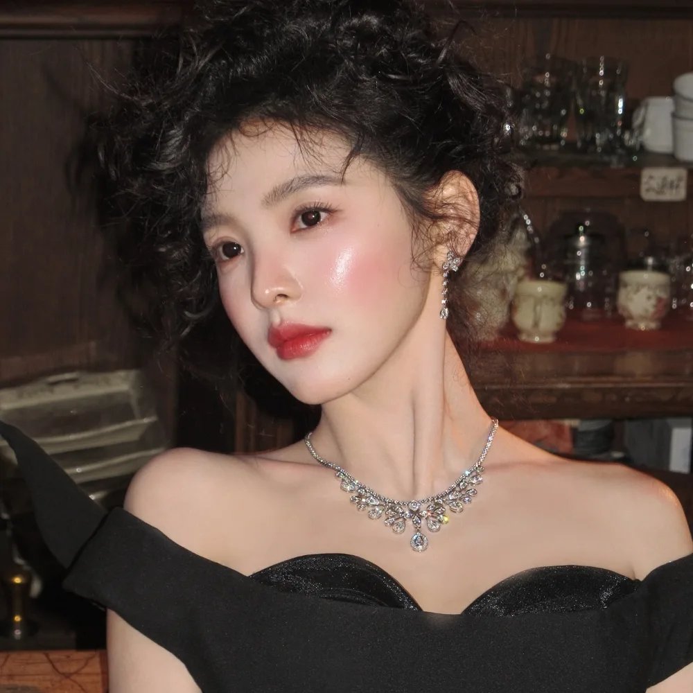Nhược Nam trang điểm tone đỏ hồng