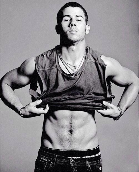 Nick Jonas đã thực sự lột bỏ đi dáng vẻ "mảnh mai" ngày nào.