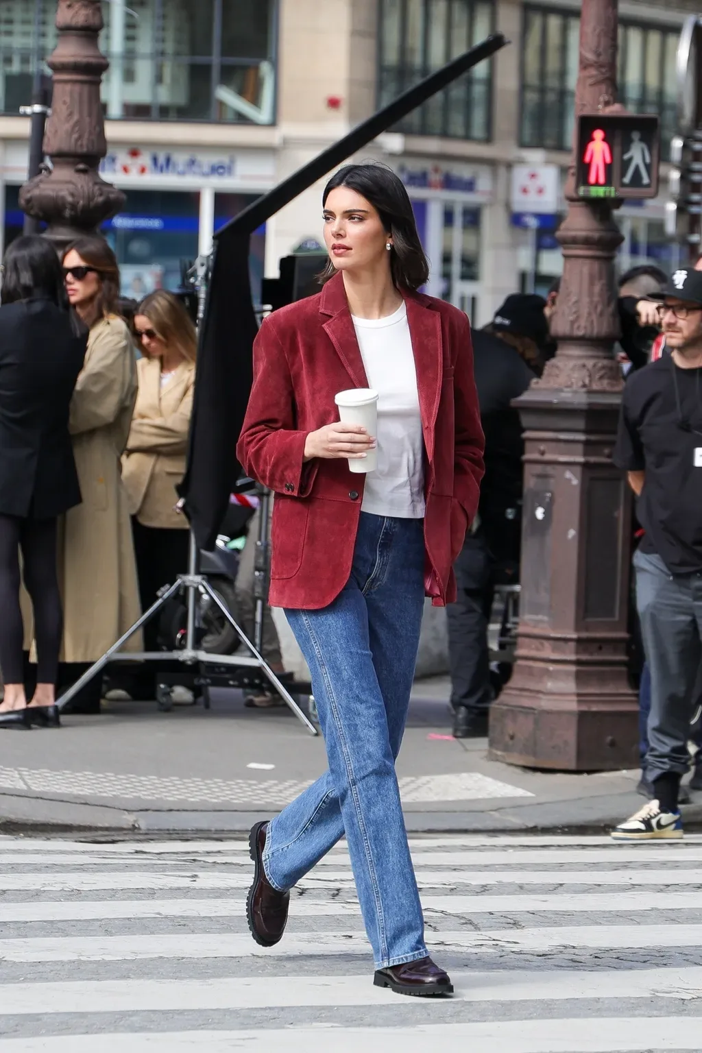 Kendall Jenner trong bản phối đậm chất "nữ sinh" với blazer oversized, quần jeans suông và đôi loafer đen bóng.