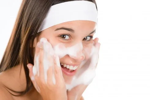 Dùng sữa rửa mặt có thành phần ngừa mụn như benzoyl peroxide hay salicyclic acid sau khi tập gym