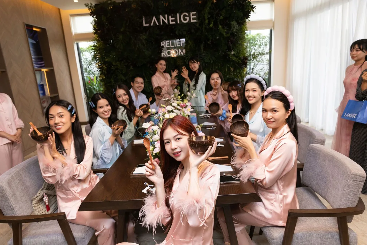 ác beauty influencers tham gia workshop tạo túi hương trong hành trình Effortless SleepTox™