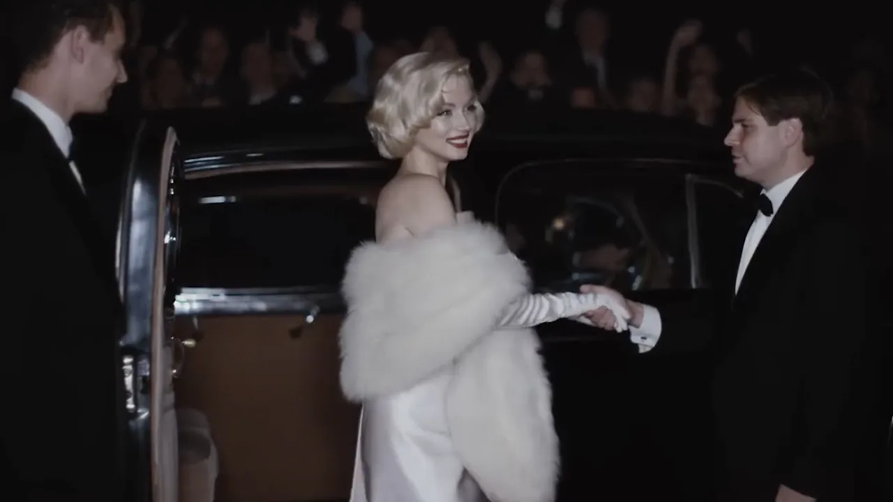 Blonde tái hiện lại chiếc váy Call Me Madam của Marilyn