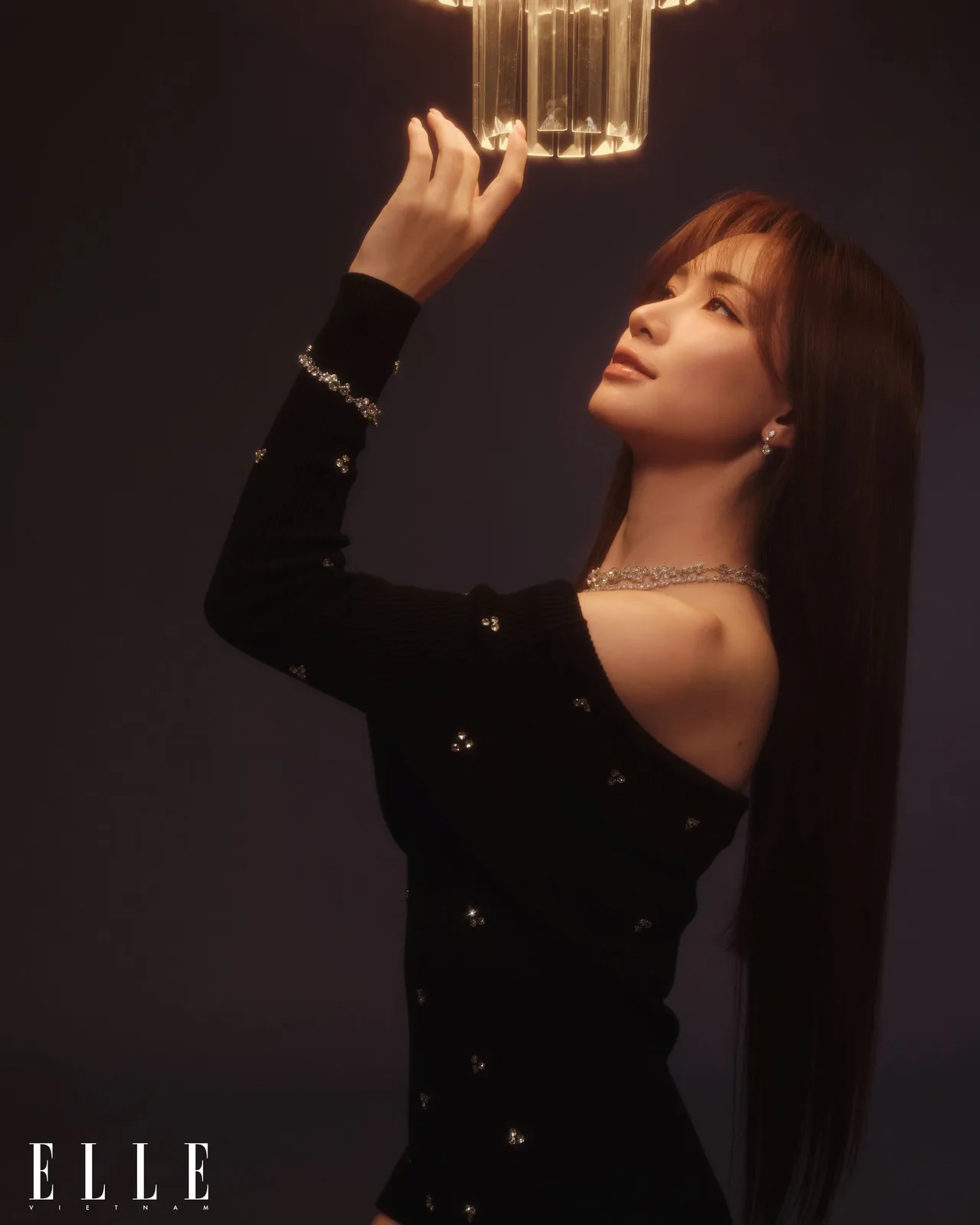 Hoà Minzy sở hữu vẻ đẹp quý phái bí ẩn khi diện bộ trang phục đen huyền bí