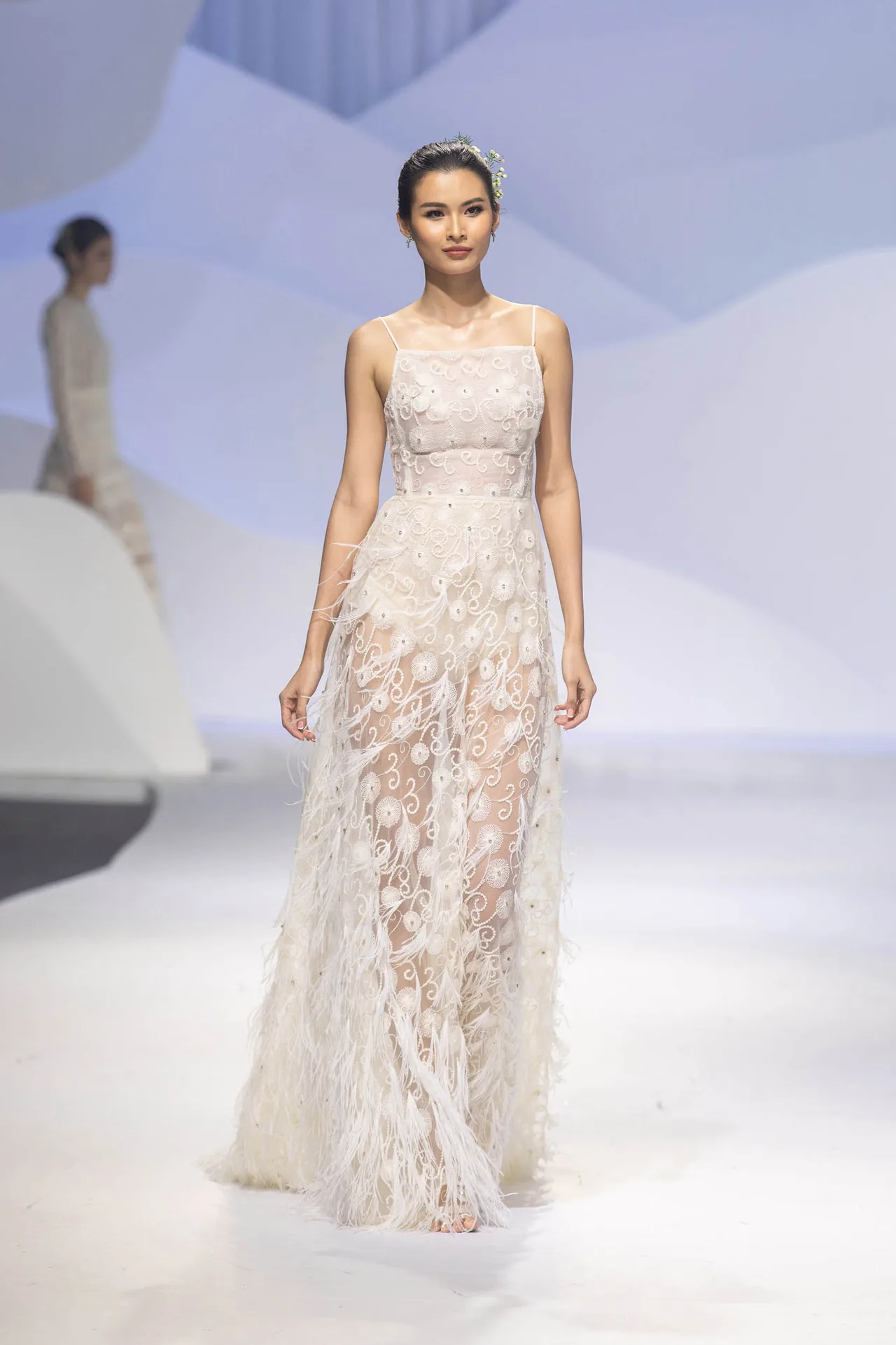 BST Decos Bridal Fall 2020 của NTK Nguyễn Phương đông cùng váy cưới chất liệu ren hoa tiết tỉ mỉ