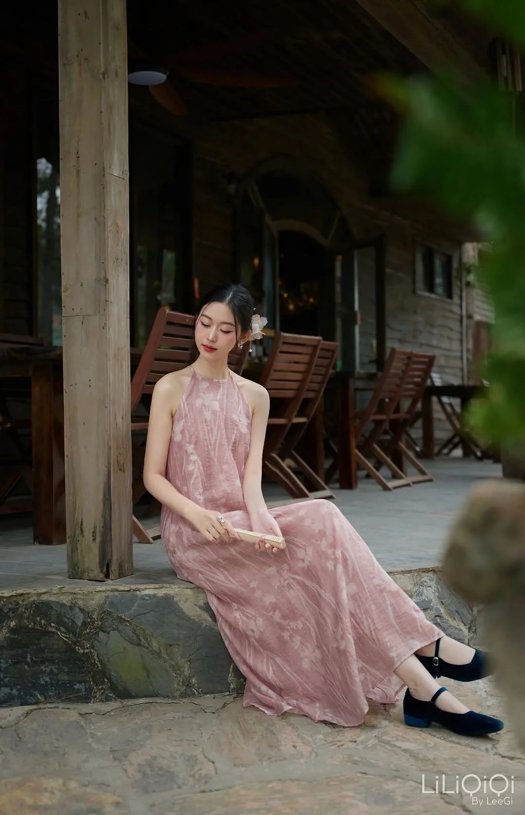 Váy với màu hồng hơi trầm cùng thiết kế cổ yếm giúp nàng trông nền nã ở mọi dịp.
