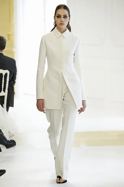 Những thiết kế đơn giản nhưng tinh tế trong BST của Christian Dior 