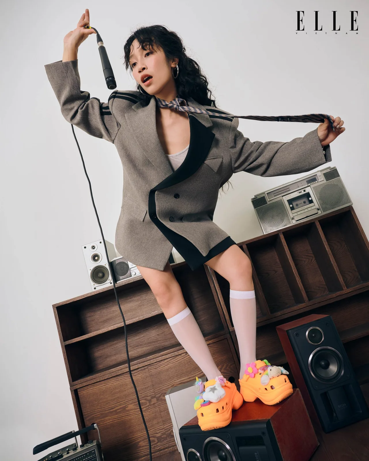 Ca sĩ Mỹ Anh phong cách cùng Crocs Bae Clog Orangesicle trong phòng thu