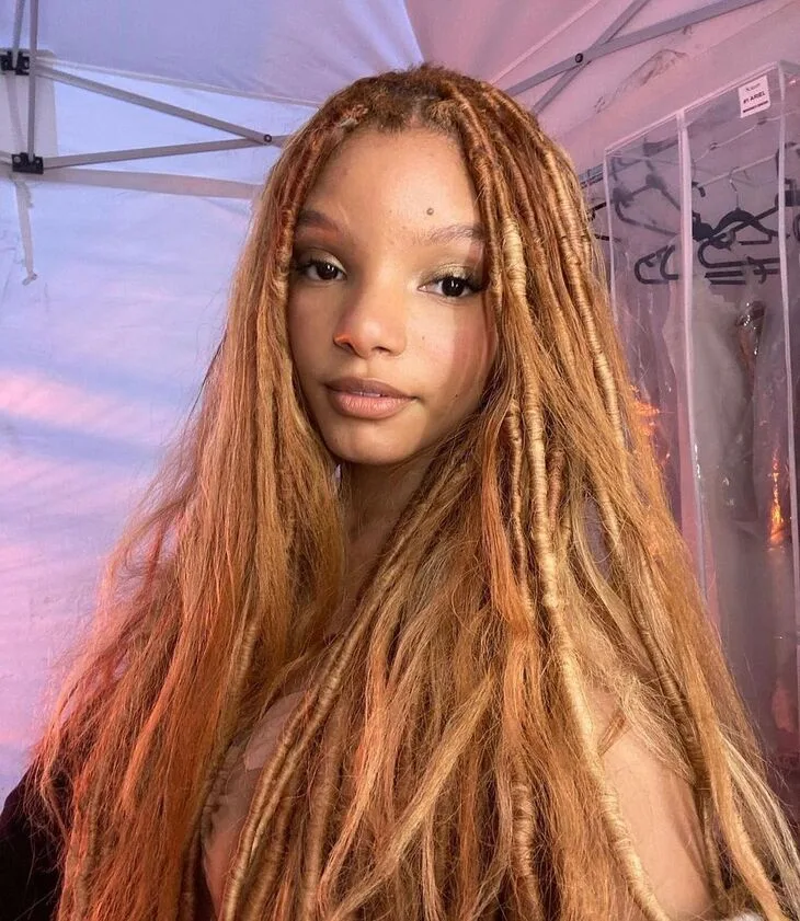 Tổng cộng quá trình để làm tóc cho Nàng tiên cá Halle Bailey cần tới ba nhà tạo mẫu và mất hai ngày để hoàn thành và có thể giữ từ 6-8 tuần. Ảnh: Instagram@ hallebailey. Tổng cộng quá trình để làm tóc cho Nàng tiên cá Halle Bailey cần tới ba nhà tạo mẫu và mất hai ngày để hoàn thành và có thể giữ từ 6-8 tuần. Ảnh: Instagram@ hallebailey.