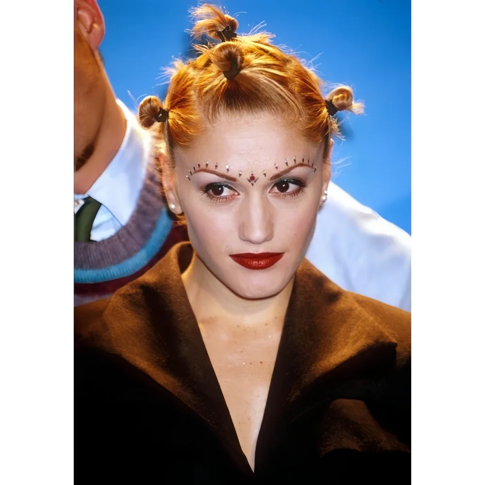 Kiểu tóc búi lém lỉnh của ca sĩ Gwen Stefani vào thập niên 90.