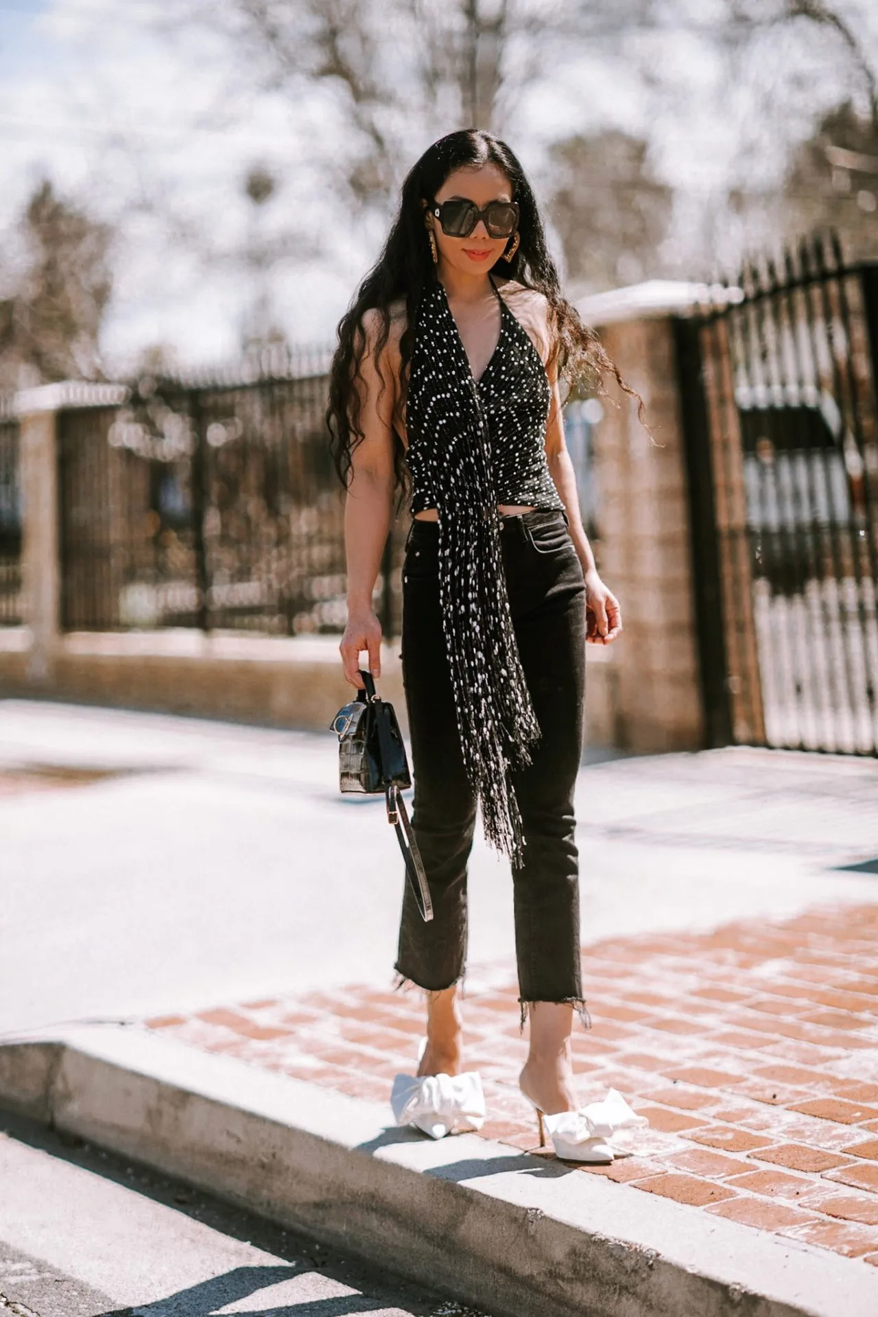 Hallie Swanson và áo yếm tua rua đen Jacquemus