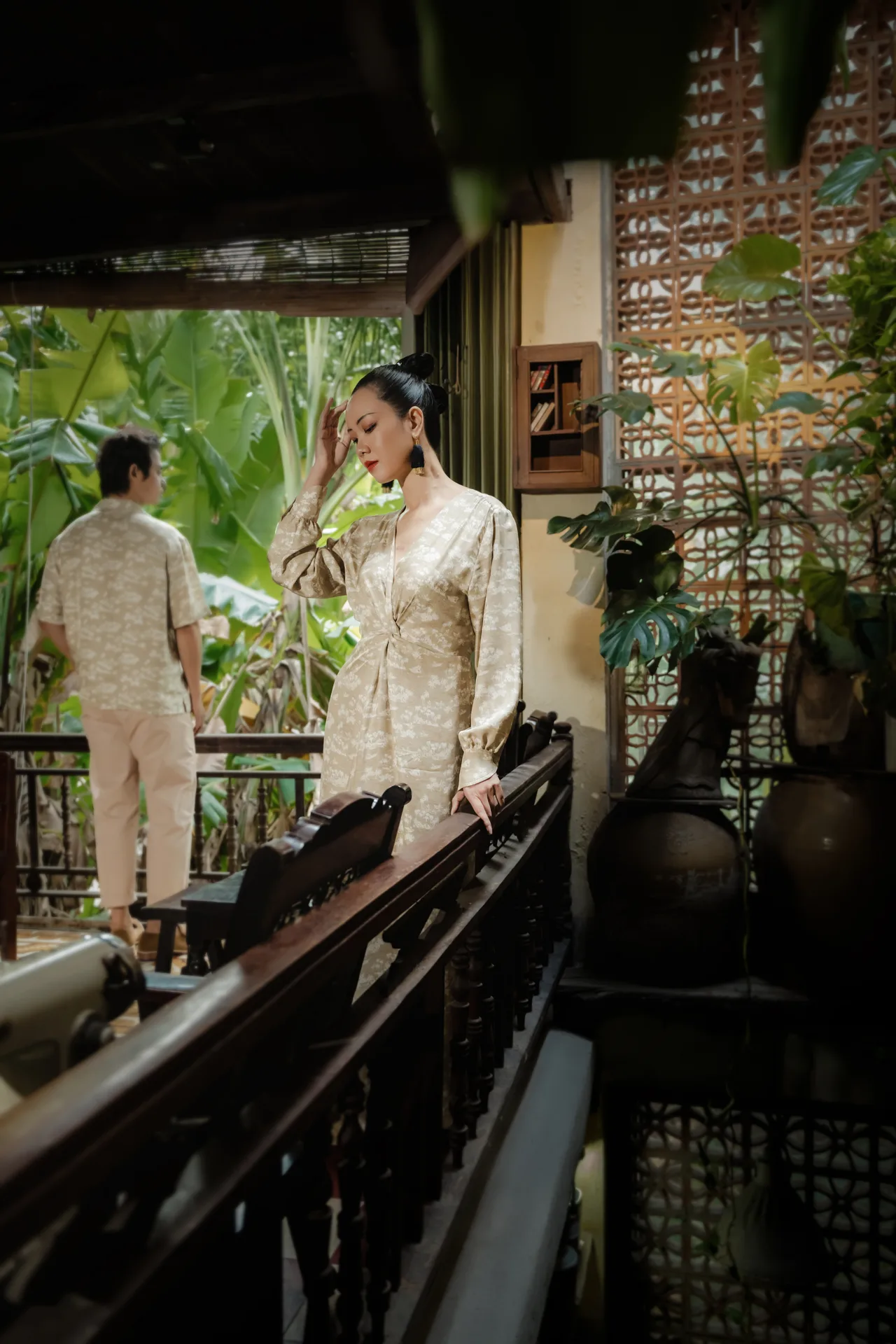 Các họa tiết in đặc trưng của bộ sưu tập: Delta Glow, Crimson Peony, và Goldleaf Palm, tạo nên một mạch thị giác xuyên suốt, lặng lẽ nhưng có chiều sâu.