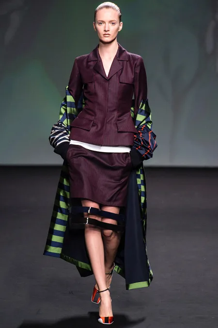Tới BST Couture thứ 2 dành cho DIOR, Raf đã mang tới rất nhiều sự hiện đại lẫn mỹ cảm cá nhân của mình vào nhiều thiết kế.