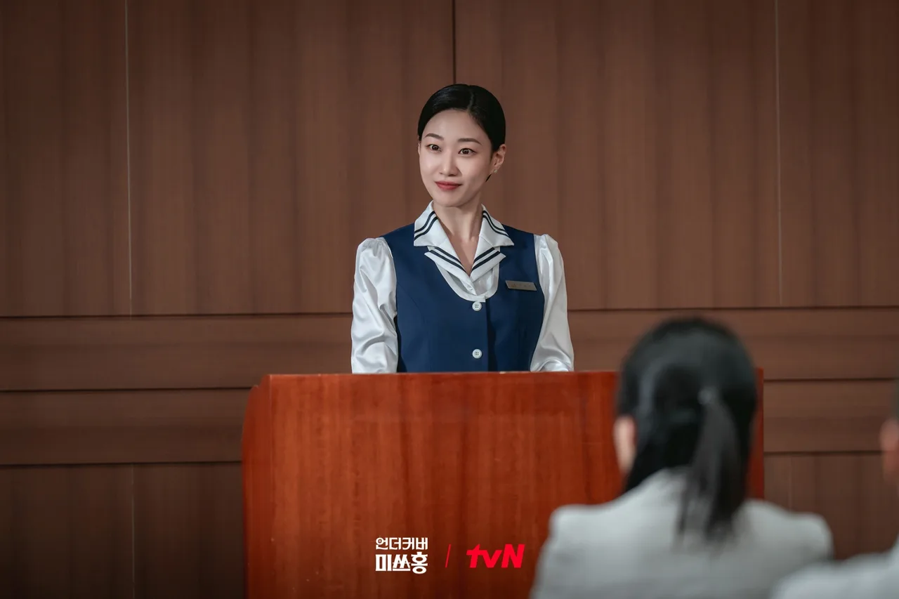 Ha Yoon Kyung trong vai Go Bok Hee, Undercover Miss Hong.