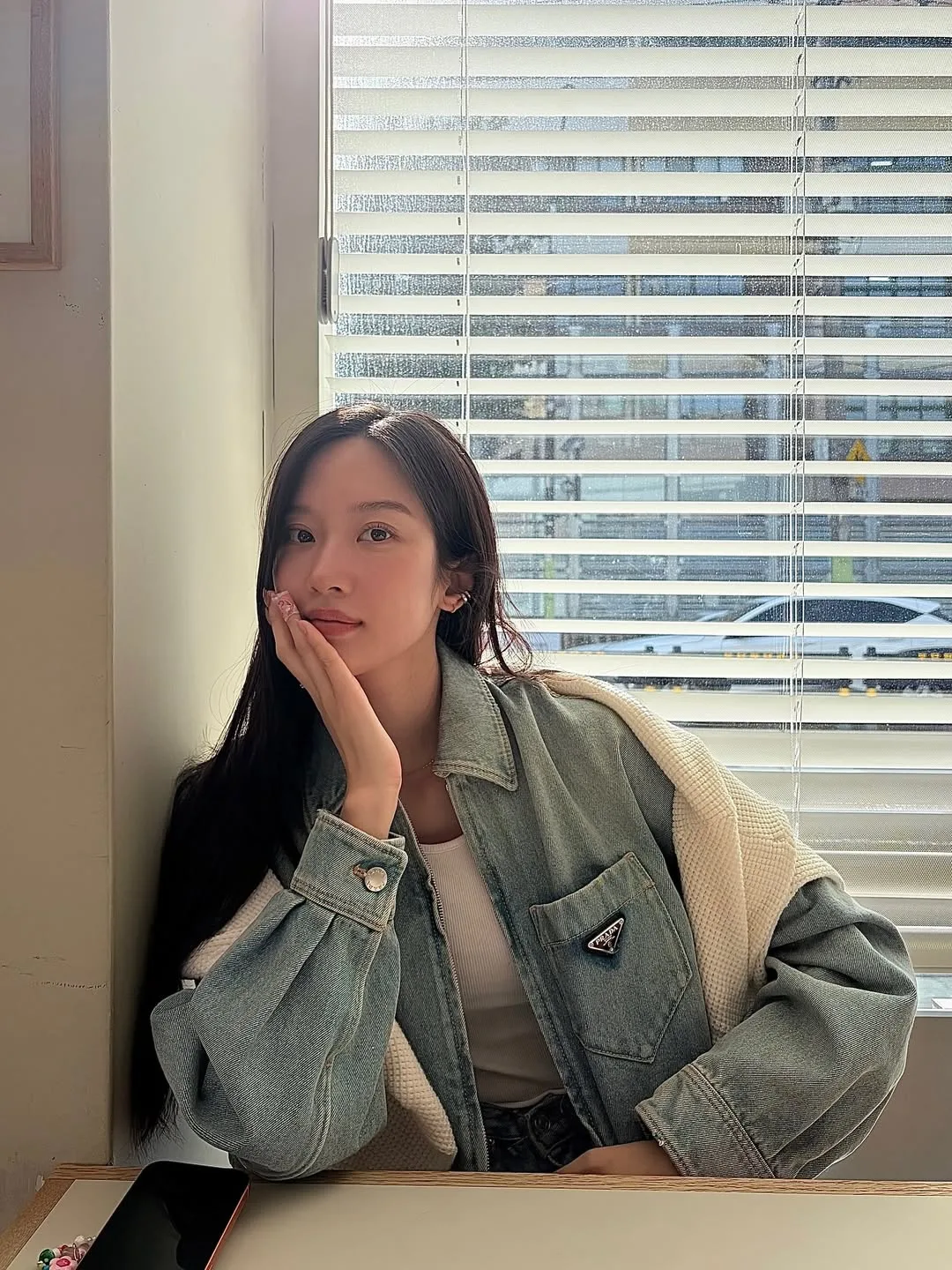 Moon Ka Young mặc áo khoác jeans, da đẹp, tự nhiên, da đổ dầu