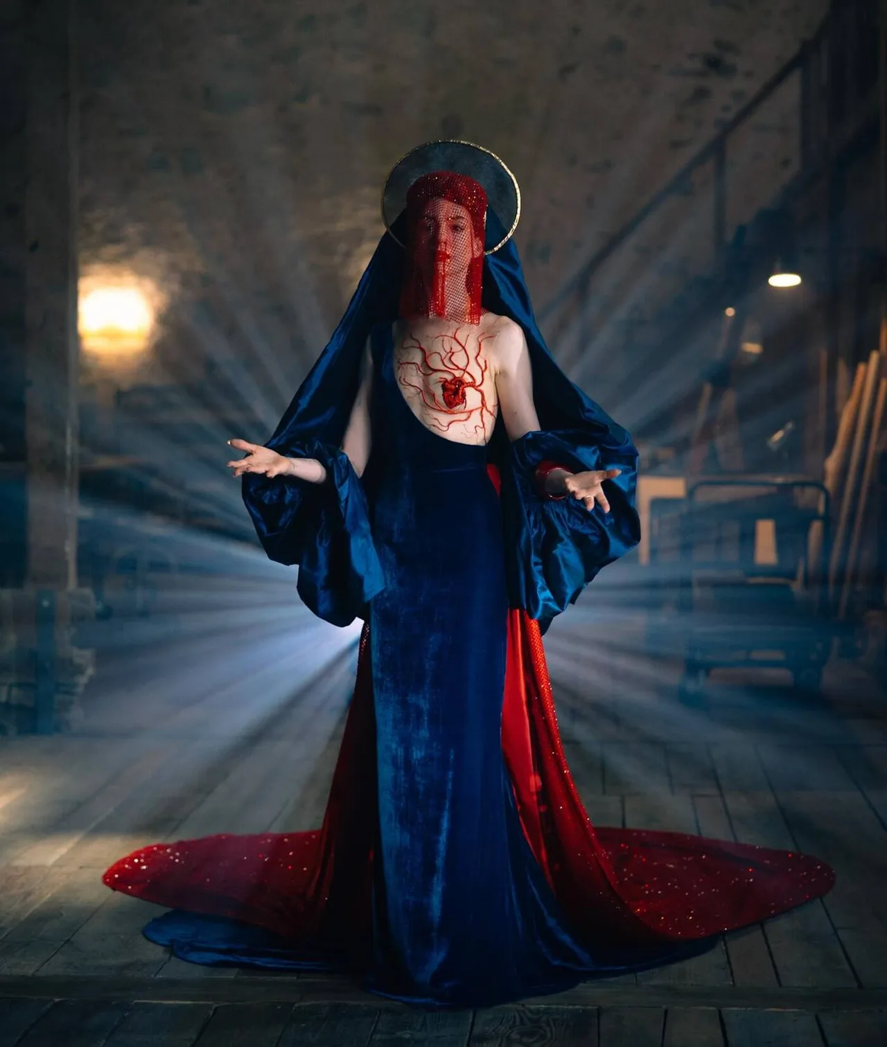 Anne Hathaway trong tạo hình Mother Mary 2
