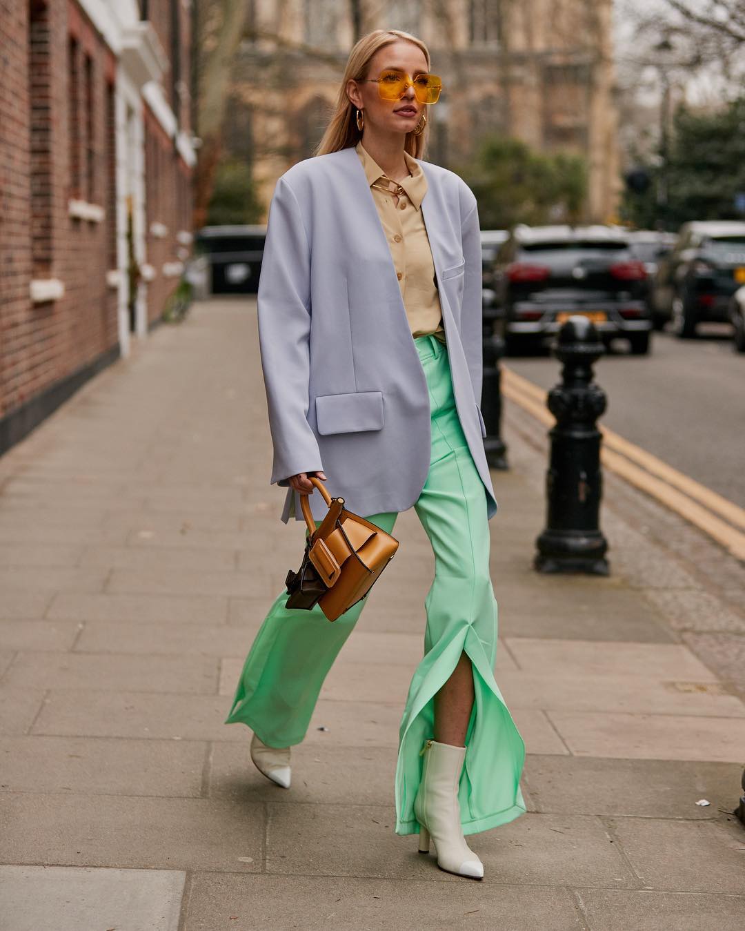 Blazer màu pastel tím lilac và quần tây xẻ gấu màu bạc hà