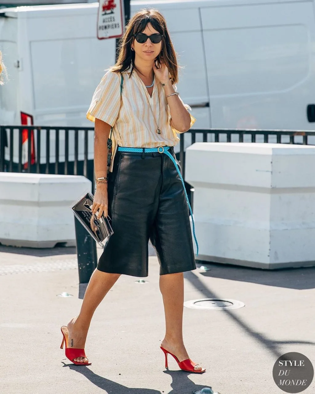Fashionista mặc áo sọc vàng, quần da đen thắt lưng màu xanh thiên thanh