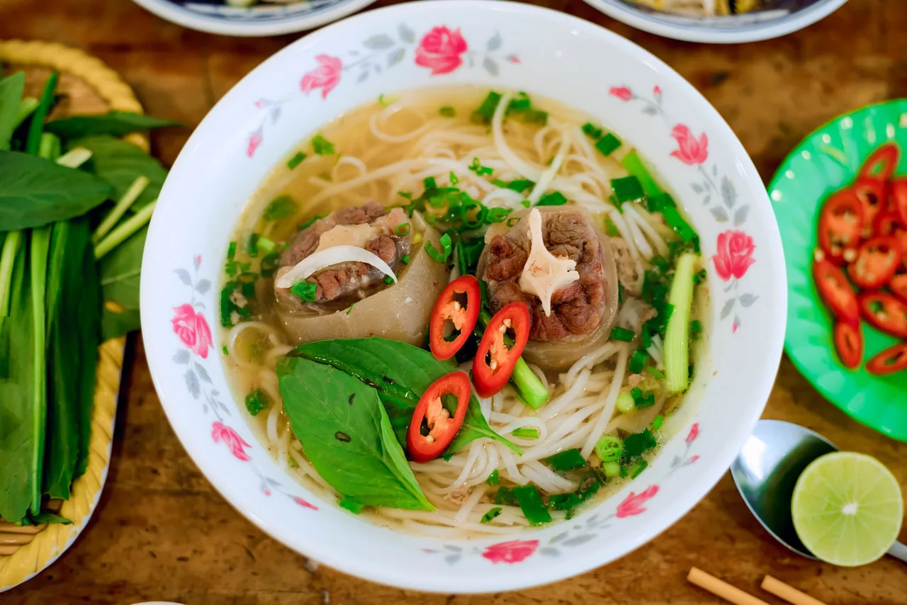 Phở Phú Vương ở sài gòn nổi bật với hương vị Bắc đậm đà pha chút ngọt thanh của miền Nam