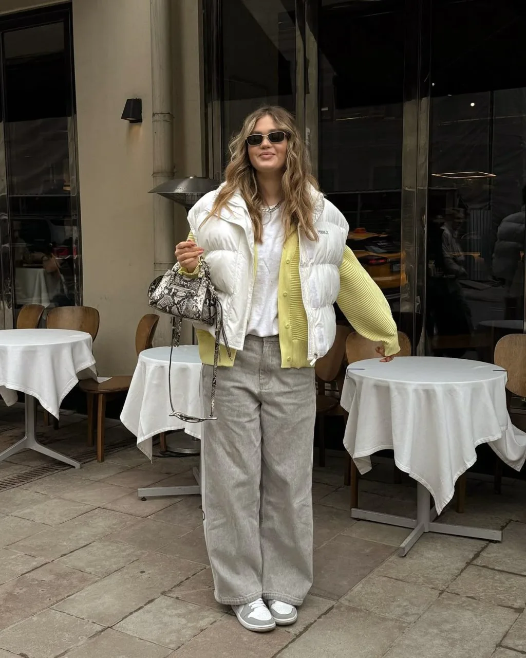 Layering áo phao gile cùng áo cardigan màu vàng pastel