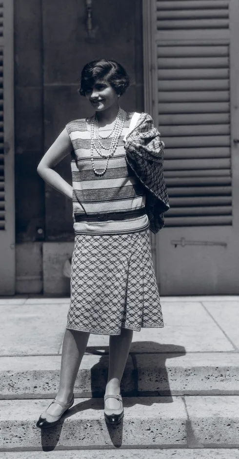 Chiếc váy và áo bằng vải len jersey của Chanel