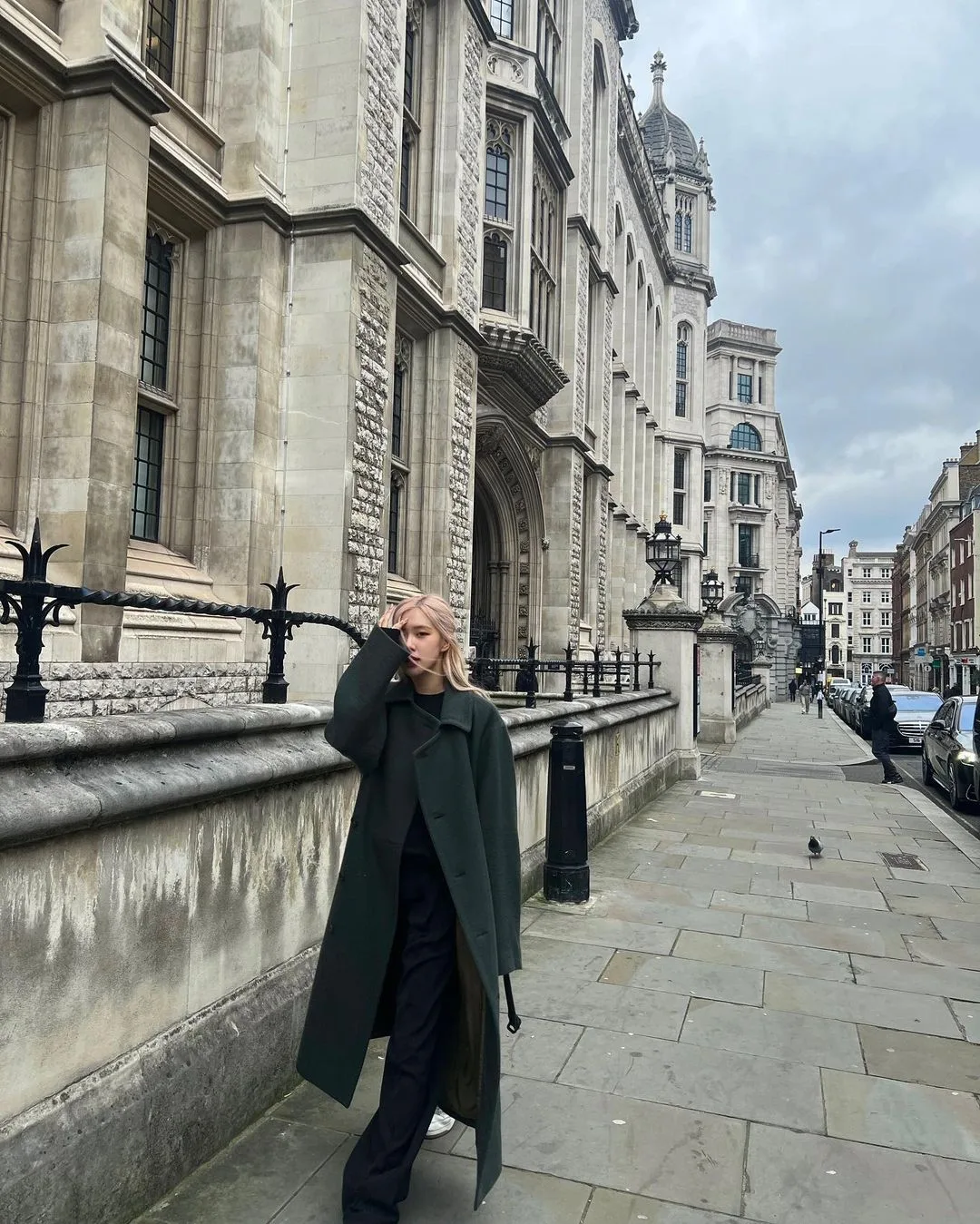 rosé (BLACKPINK) diện áo khoác dạ dáng dài phong cách parisian chic
