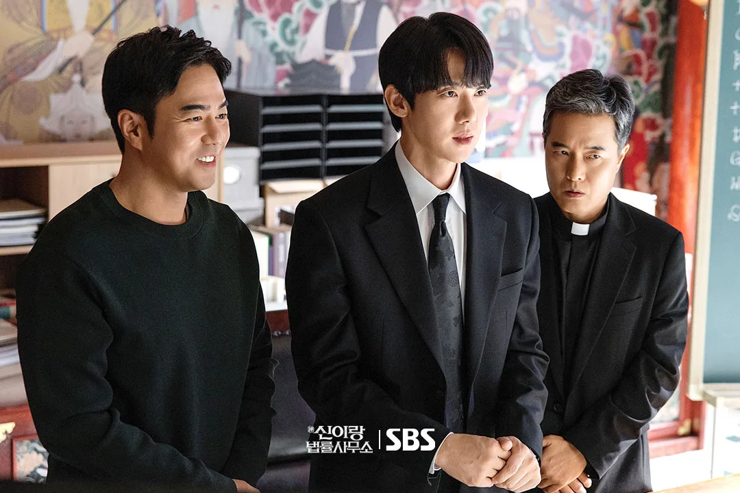 Shin Yi-rang cùng các đồng nghiệp tại văn phòng luật trong phim Phantom Lawyer
