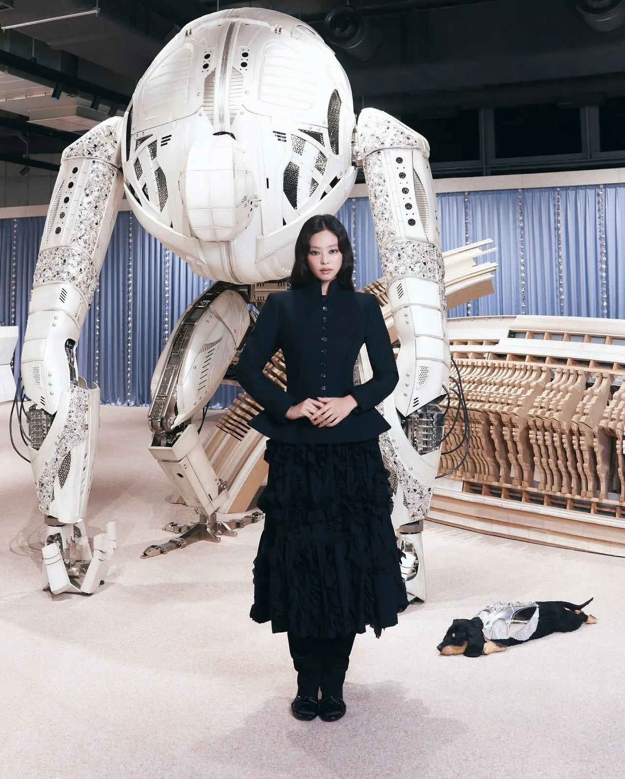 Jennie diện đầm maxi trong chuyến thăm cửa hàng Tamburins Haus Nowhere