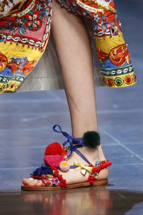 Mách bạn chọn các kiểu giày sandal nữ hot nhất hiện nay