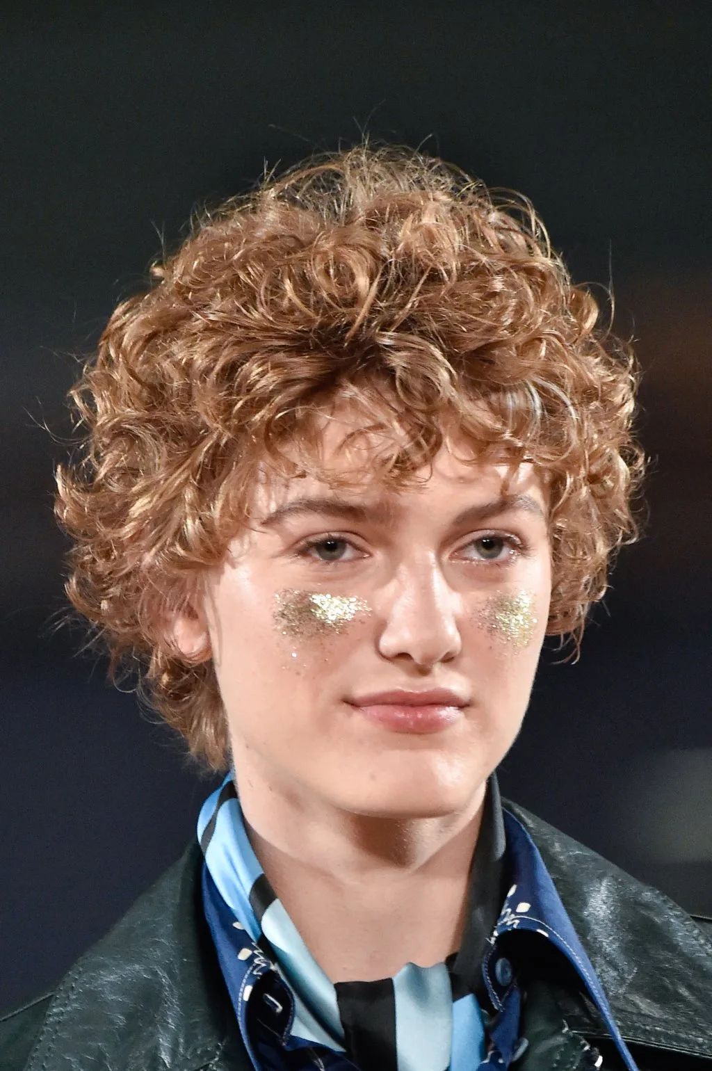 xu hướng trang điểm glitter như người mẫu trong show diễn Marc Jacobs xu hướng trang điểm glitter như người mẫu trong show diễn Marc Jacobs