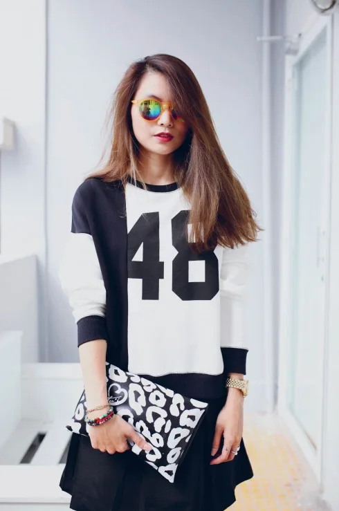 Áo Mango, Váy The Blue T-shirt, Clutch vintage của Stylist