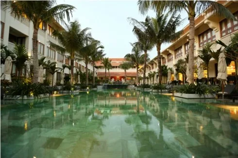 Hồ bơi chính nằm ở trung tâm khu nghỉ