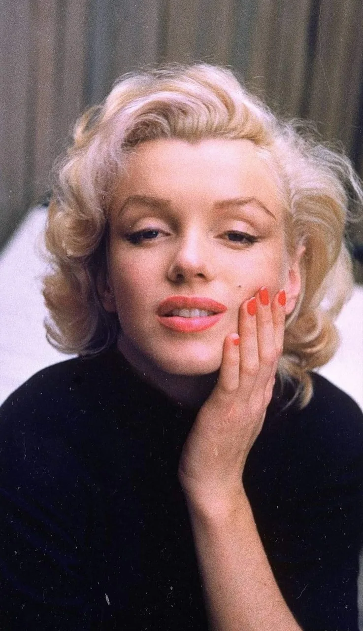 Marilyn Monroe và màu móng tay đỏ Marilyn Monroe và màu móng tay đỏ