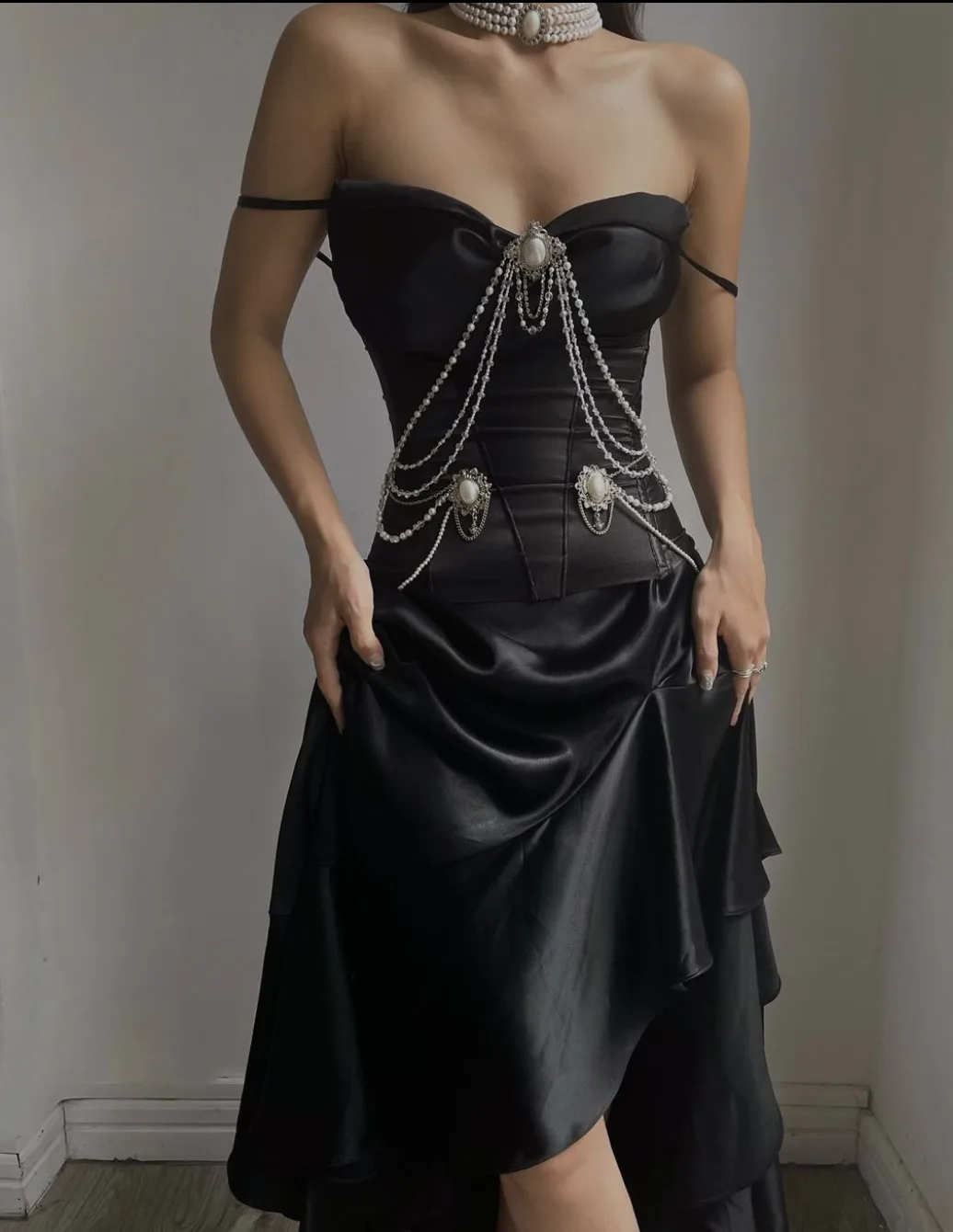 corset đen phối cùng phụ kiện và chân váy đen cá tính