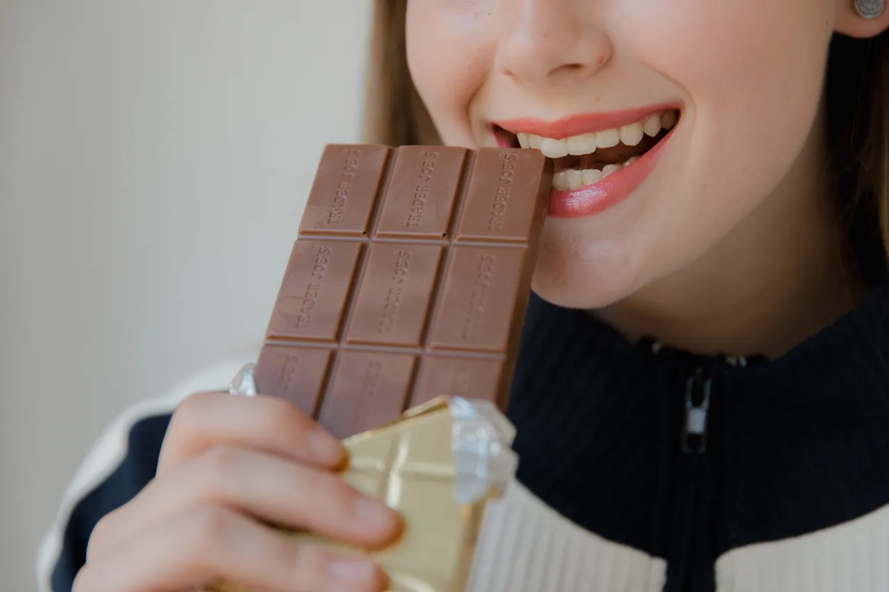 cô gái ăn chocolate vì thèm do cơ thể thiếu magie