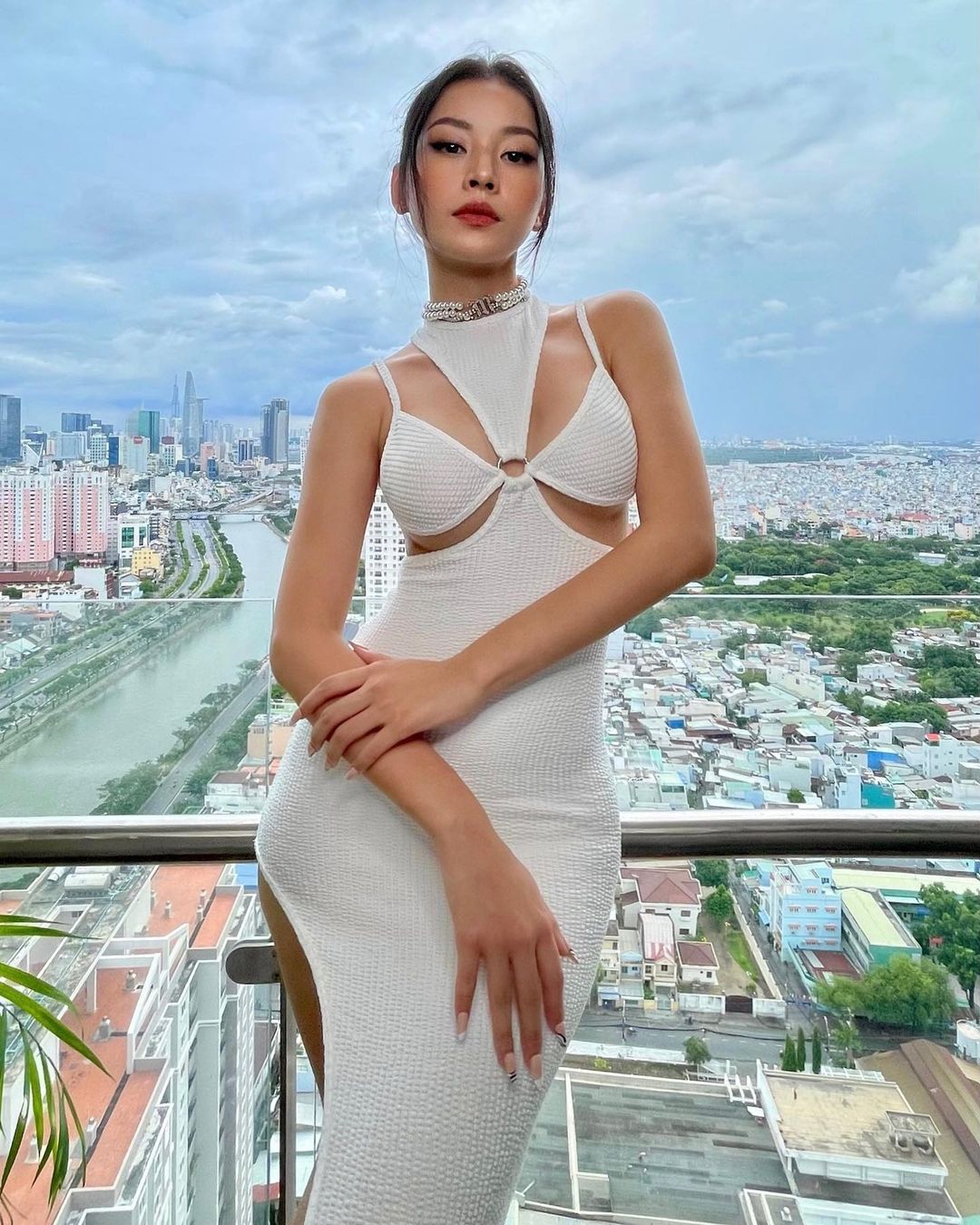 chi pu mặc đầm cut-out
