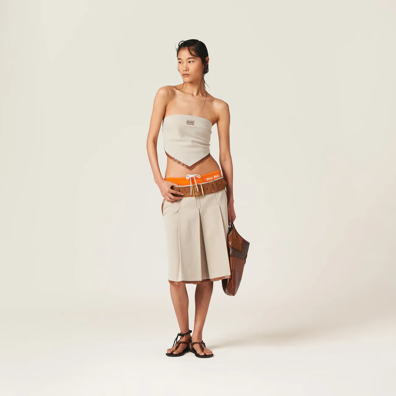Scarf top họa tiết nhiệt đới mang lại trẻ trung và gợi cảm