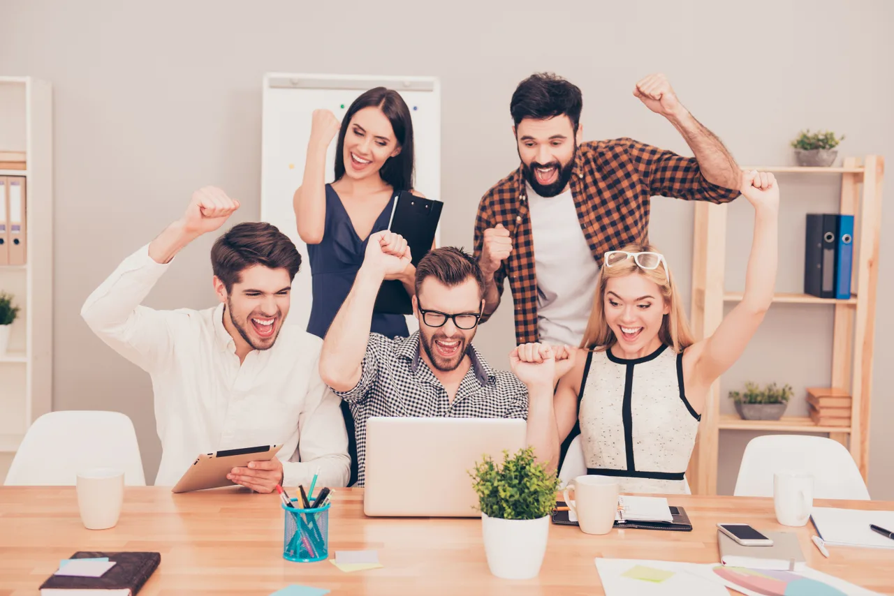 nhóm đồng nghiệp vui vẻ