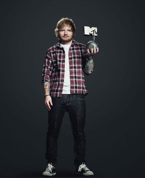 ca sĩ justin bieber dành chiến thắng tại MTV EMAs 2015 - ed sheeran - elle vietnam